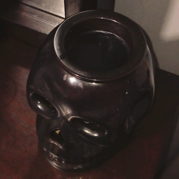 A Black Skull light bulb candle/wax melter - Picture 2 of 2